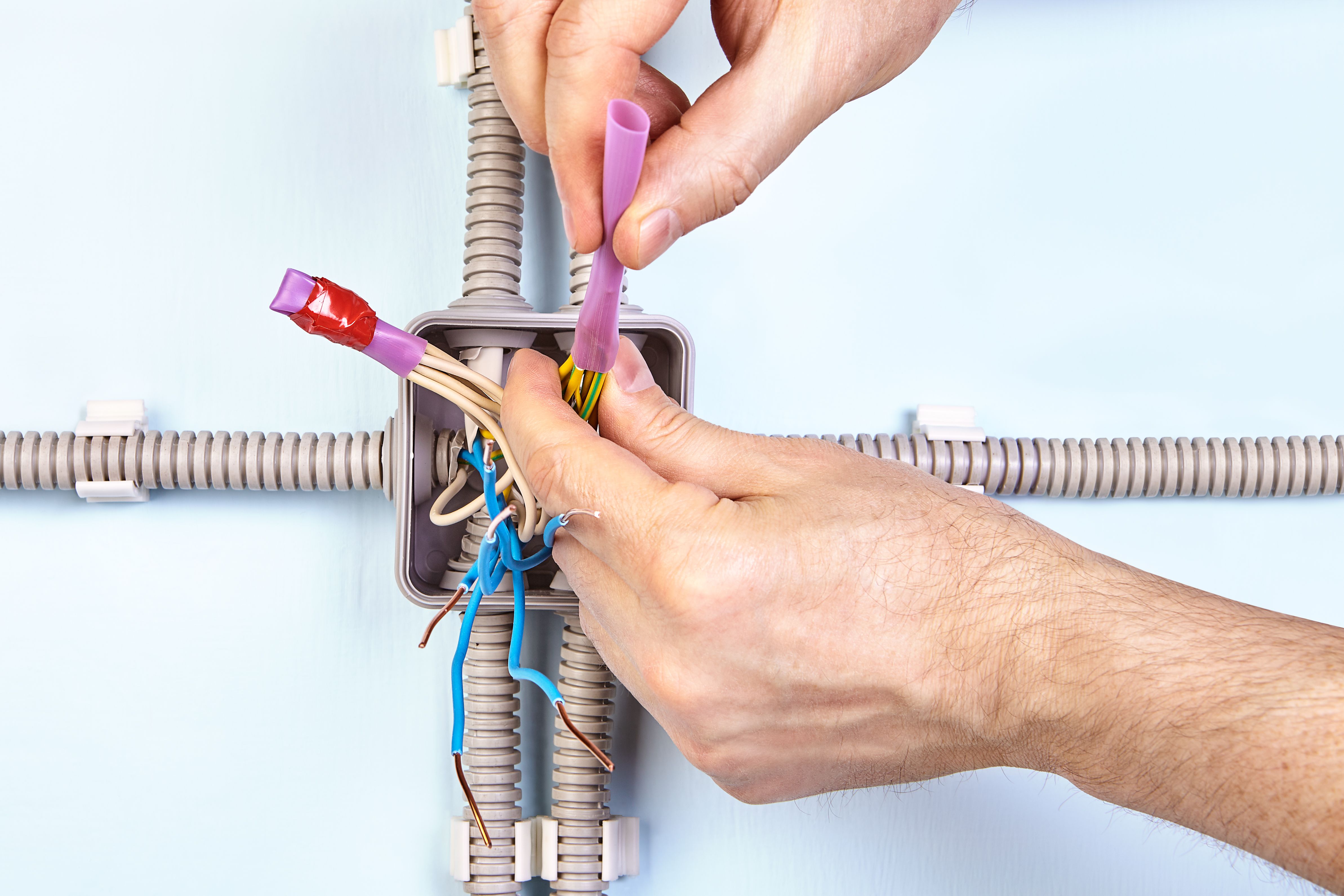 Electrician la doză electrică